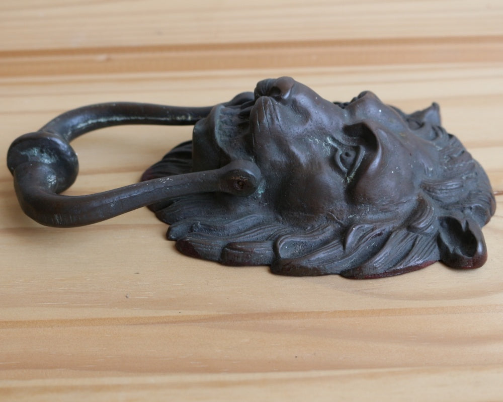 インパクト大!存在感のあるドアにどうぞ。ライオンのドアノッカー VC75-033001