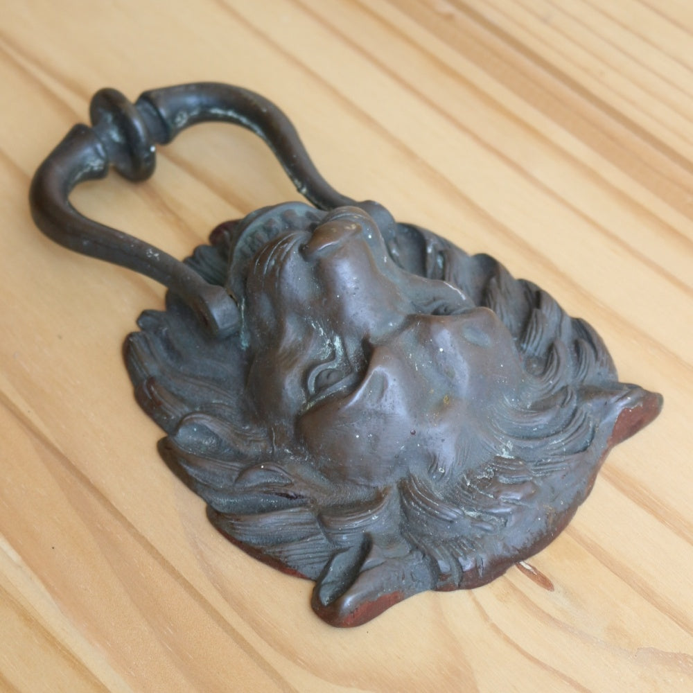 インパクト大!存在感のあるドアにどうぞ。ライオンのドアノッカー VC75-033001