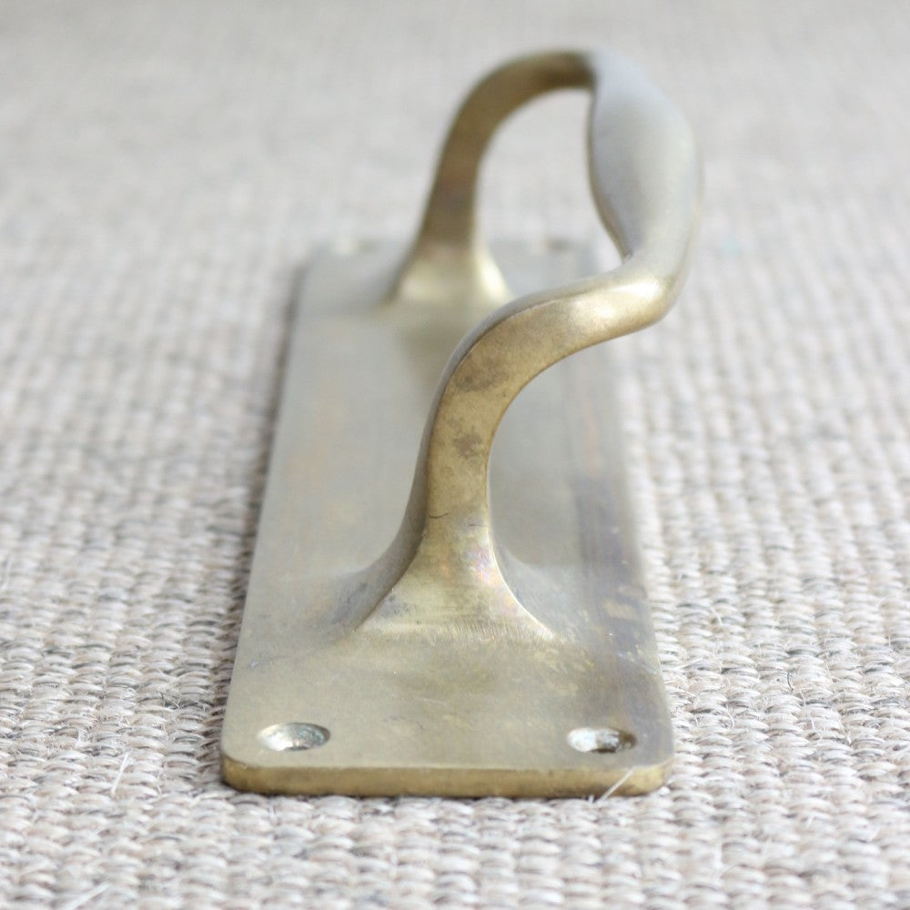 オシャレなフォルムでドアを演出♪ アンティーク・ブラス・ドアハンドル VC87-186003