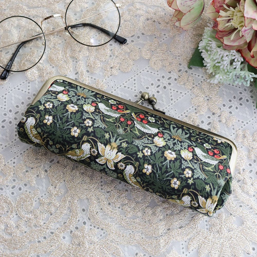 モリスのファッション雑貨 – アンティーク家具と雑貨の店 ビクトリアン