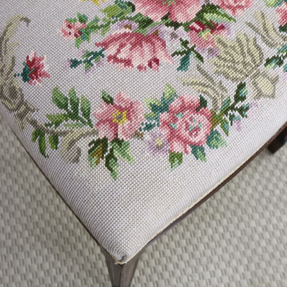 ロマンチックな花の刺繍♪　サロンチェア【JOHN WALSH Ltd.】　VC107-263001