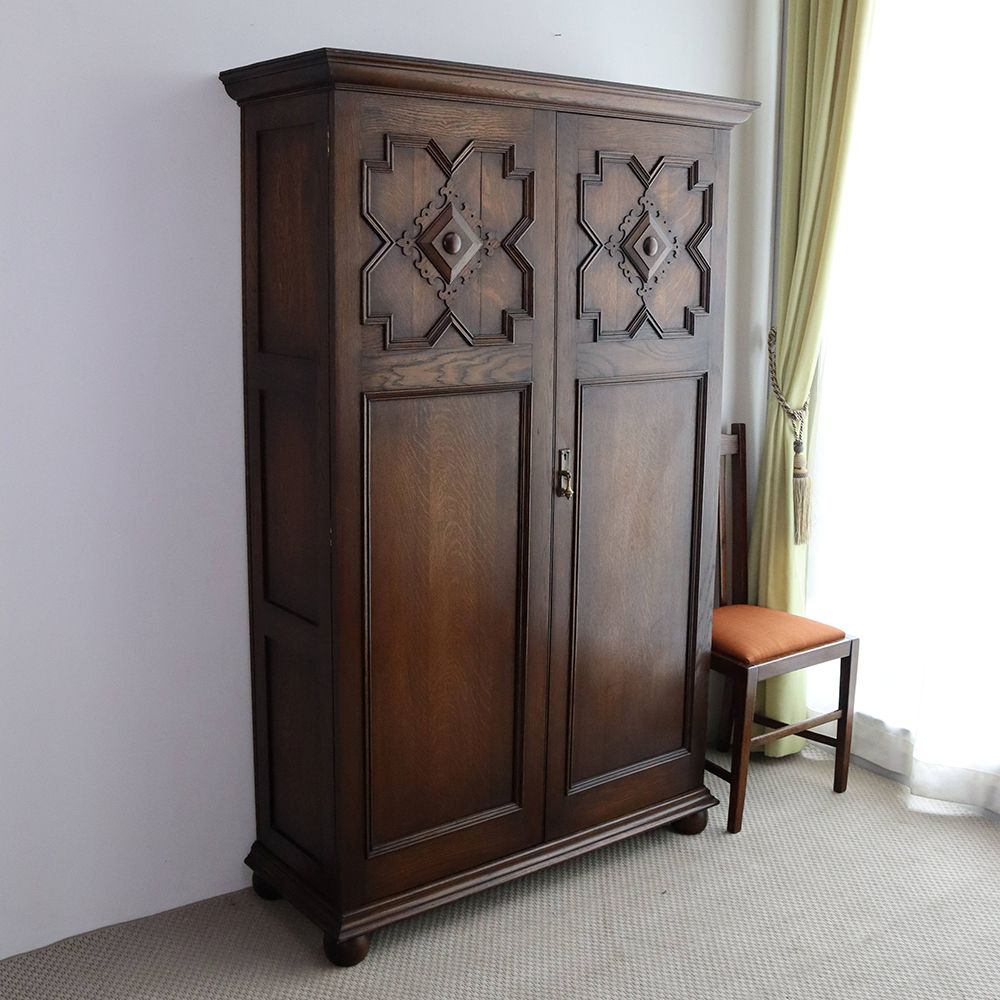 チェスト・ワードローブ・ドレッシングテーブル – アンティーク家具と