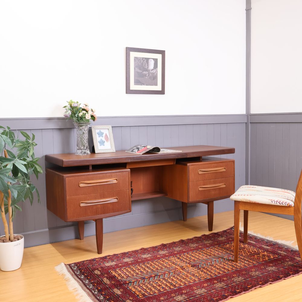 デスク・ビューロー – アンティーク家具と雑貨の店 ビクトリアンクラフト