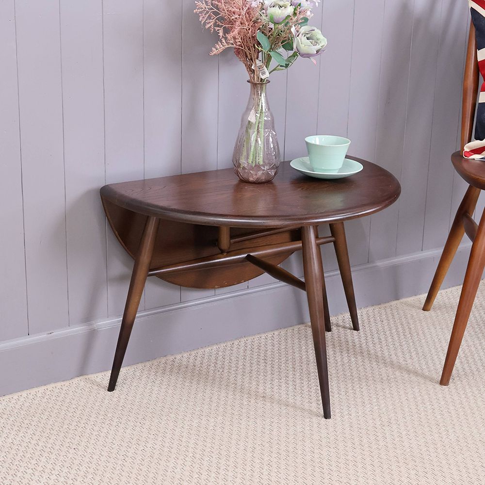 古家具 三連休の店内は、新しい古道具でいつもより賑やかに。 棚に並ぶ