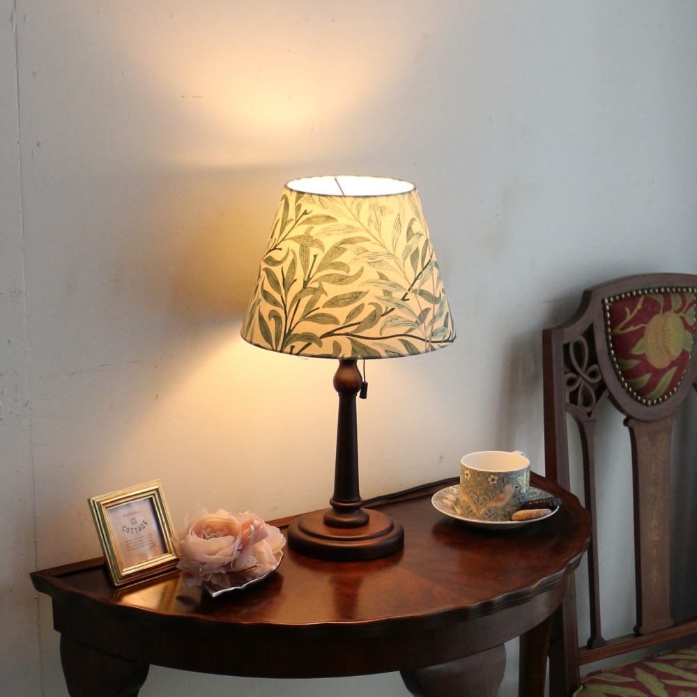 光に透けるウィリアム・モリス柄のテーブルランプ（ウィローボウ）　CL1-ADS-026WIL-G