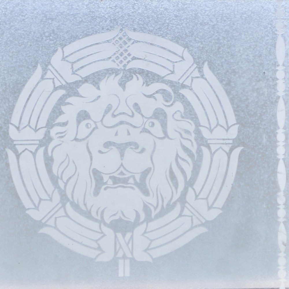 ロゴマークのようなライオン柄がかっこいい、英国アンティークのフロステッドガラス　VC47-049